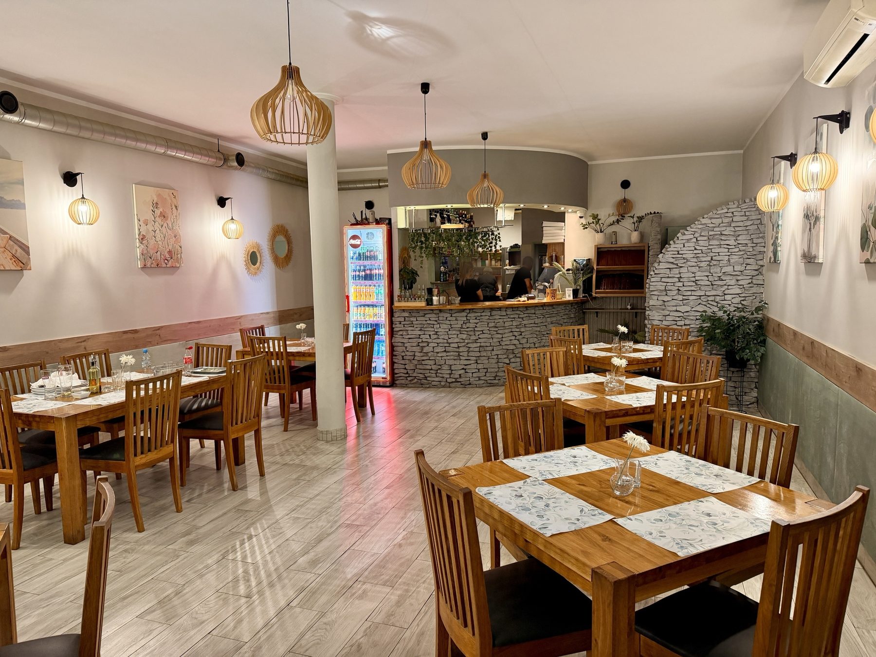 Soprano dining room — tables and the bar
