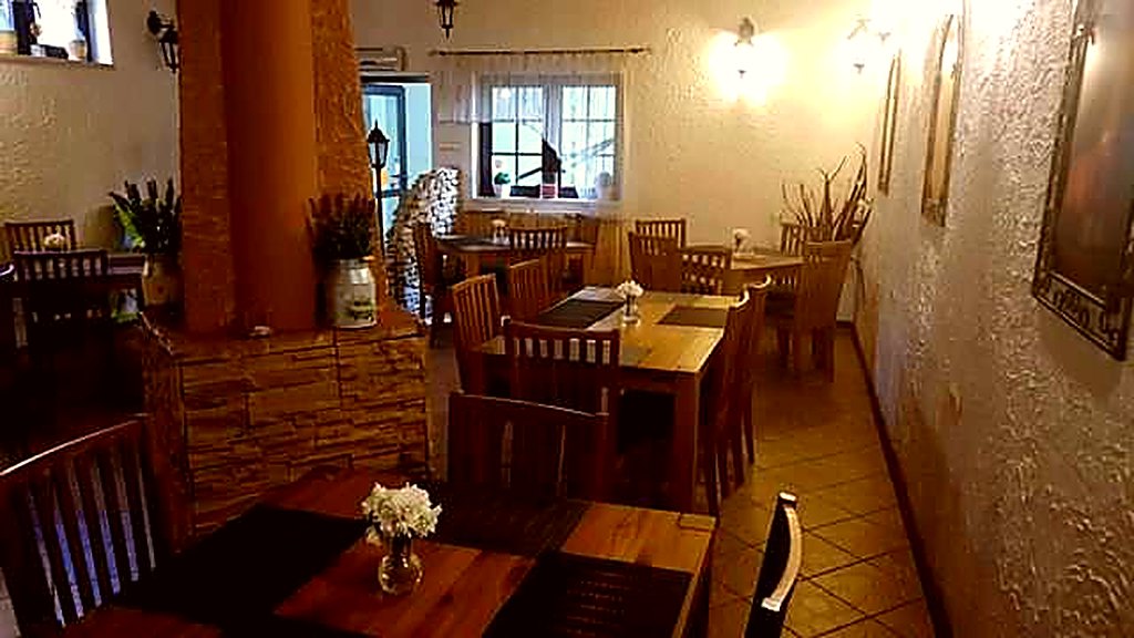 Stoliki w sali restauracji Soprano