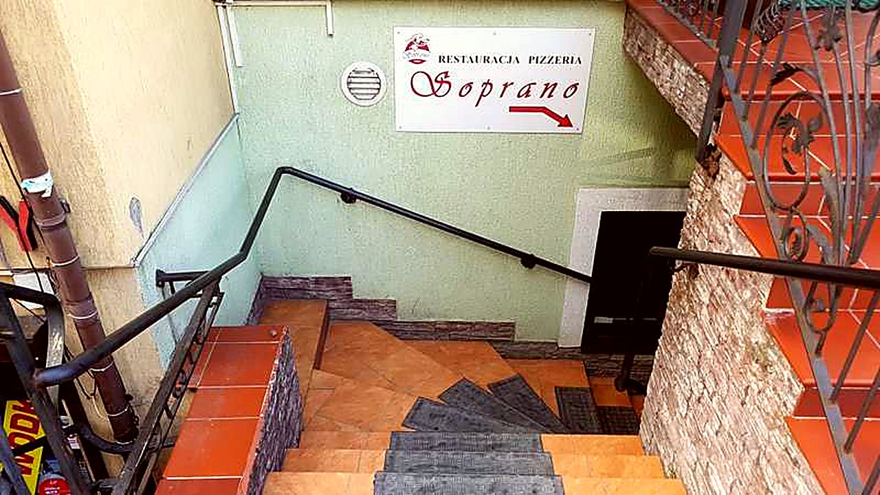 Wejście do restauracji Soprano — schody od ul. Rzeszutka